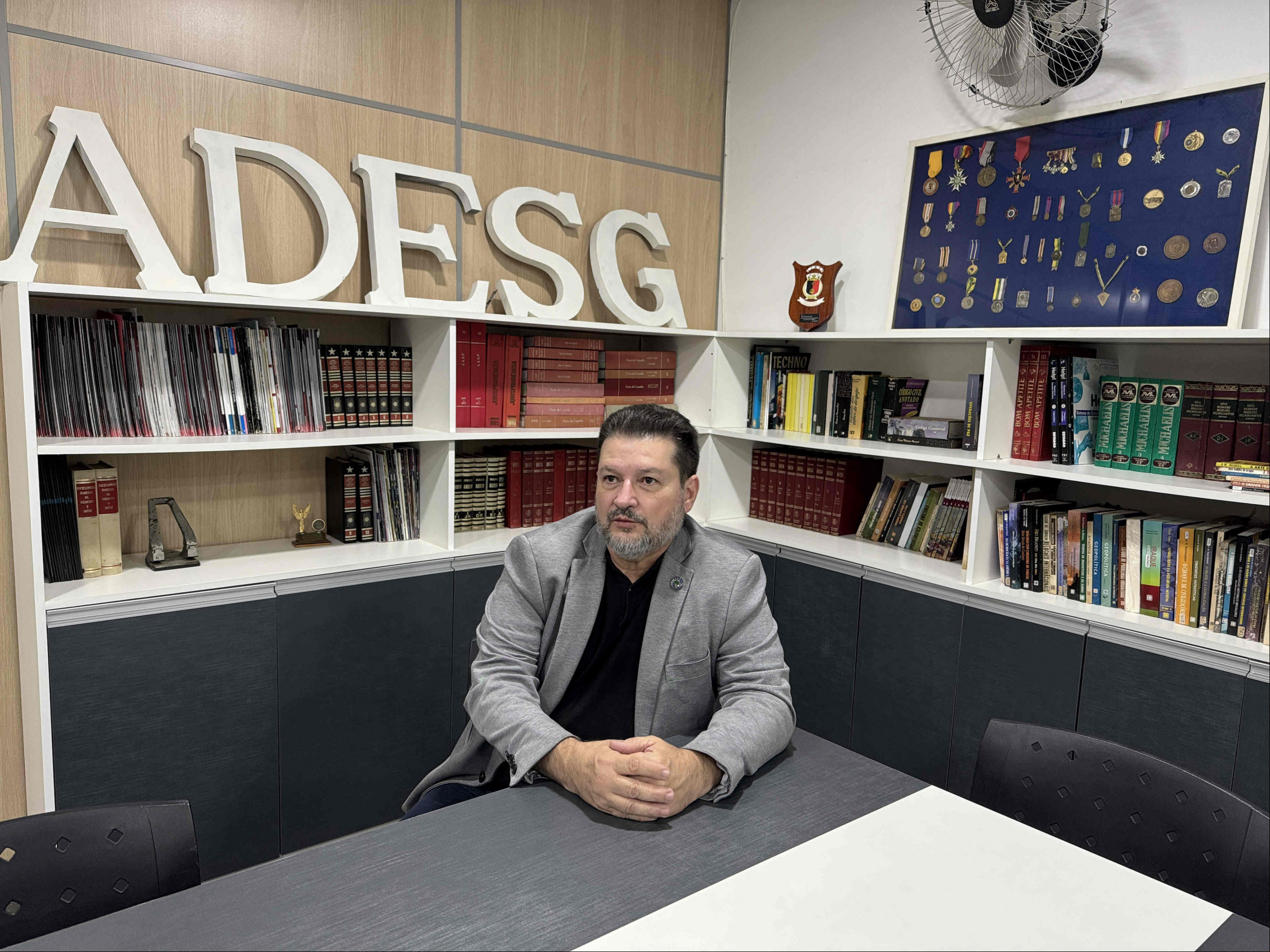 Para o coordenador de Ensino da Adesg, o lema atribuído a Auguste Comte, que
inspirou nossa bandeira nacional, pode funcionar como uma espécie de manual para a tolerância